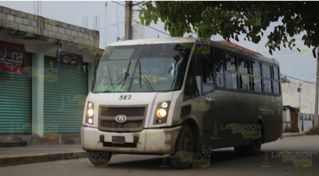 Causa alarma, autobús de pasajeros aparentemente abandonado en la colonia Petromex