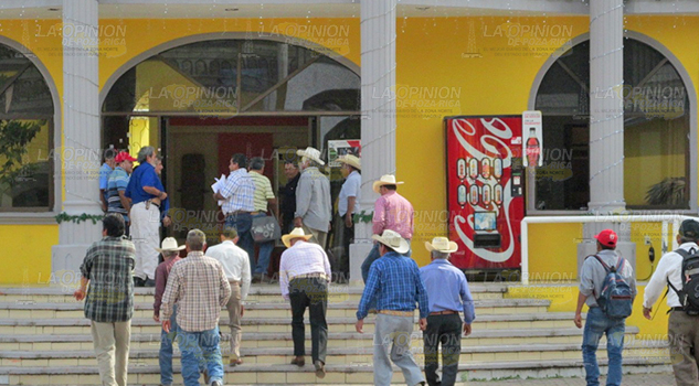 Afectados por la construcción de la autopista se reunieron con representantes de SCT