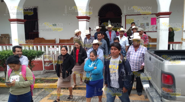 Campesinos piden de manera pacífica la reactivación de obras públicas y otras peticiones