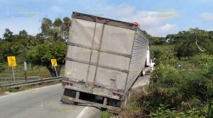 Trailer apunto de volcar