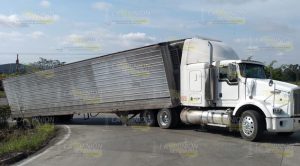 Trailer apunto de volcar