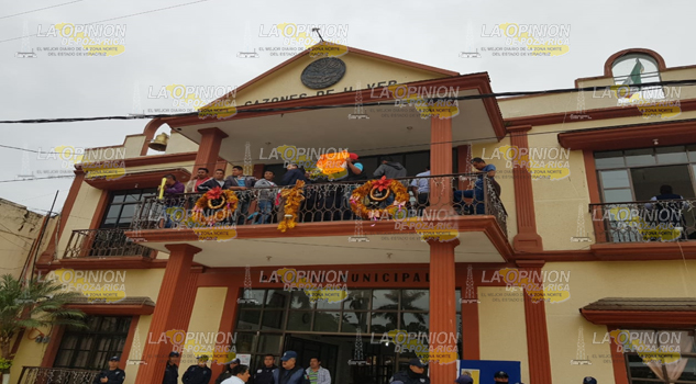 Se revelan taxistas contra el alcalde de Cazones de Herrera, toman palacio municipal