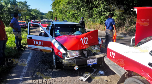 Taxistas chocan por alcance