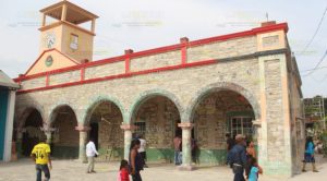 Albañiles artesanos, mejoran aspecto del palacio de Chumatlan