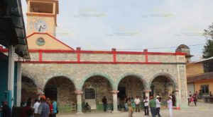 Albañiles artesanos, mejoran aspecto del palacio de Chumatlan