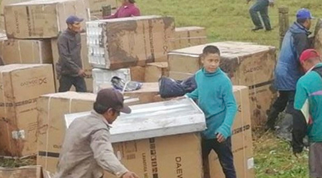 Vuelca tráiler con electrodomésticos y veracruzanos arman rapiña