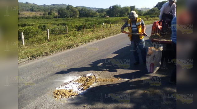 Personal de protección civil, tapa baches en carreteras de Espinal