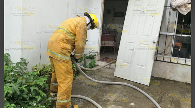 Incendio de una vivienda en el infonavit Campo Real de Tuxpan