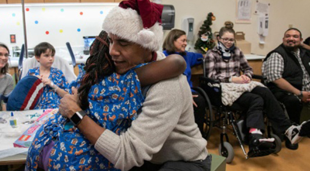 ¡Obama Claus! Expresidente de EU reparte regalos en hospital