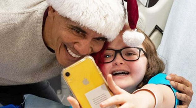 ¡Obama Claus! Expresidente de EU reparte regalos en hospital