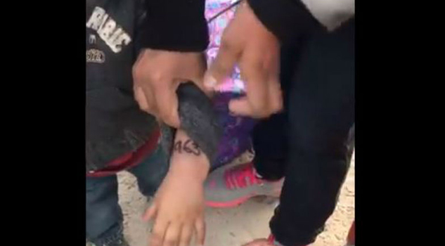 Niños migrantes son marcados en EU; usuarios lo comparan con el Holocausto Judío