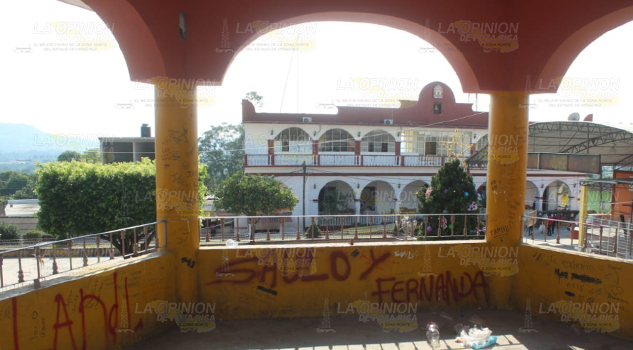 "Parejitas" y jóvenes vandalizan en kiosko central