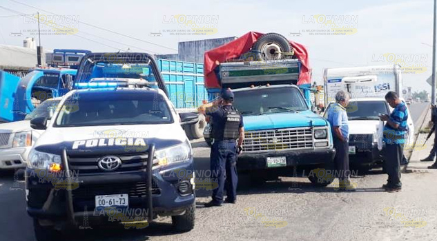 Chocan dos camionetas en el libramiento de Martínez de la Torre