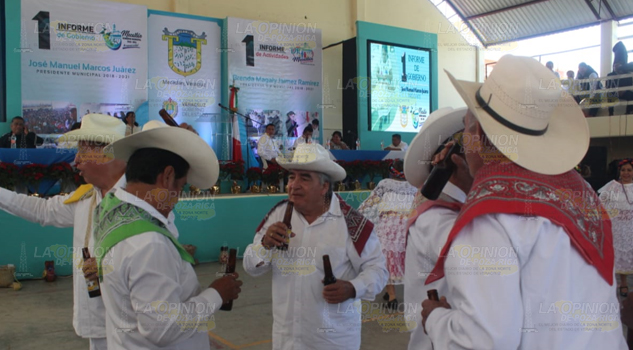 Maestros jubilados y pensionados presentan el baile del Borracho antes del primer informe de actividades municipales