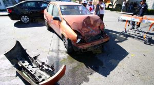 ¡No hizo alto! Hay un lesionado y daños por $80 mil pesos