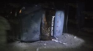 un muerto y 10 militares lesionados