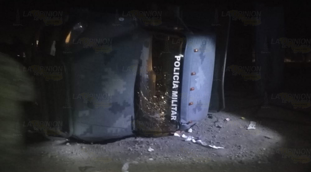 un muerto y 10 militares lesionados