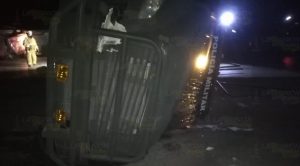 un muerto y 10 militares lesionados