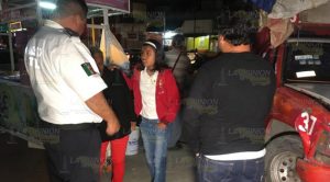 Taxi de carga embiste un automóvil y este arrolla a una panadera a un lado de la plaza Cívica