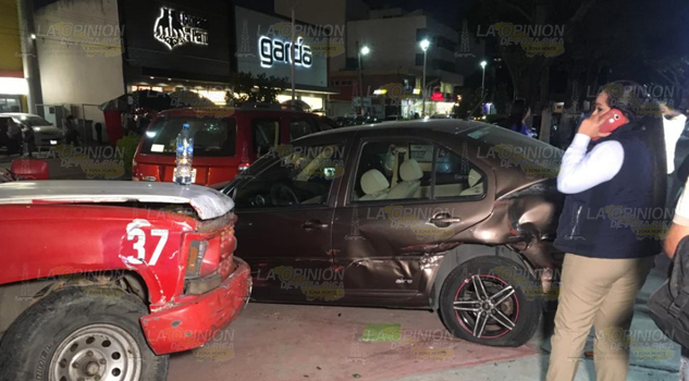 Taxi de carga embiste un automóvil y este arrolla a una panadera a un lado de la plaza Cívica