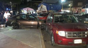 Taxi de carga embiste un automóvil y este arrolla a una panadera a un lado de la plaza Cívica