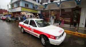 Taxista se lo lleva de corbata