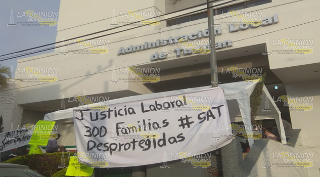 En Tuxpan ex-empleados mantienen protesta en el SAT