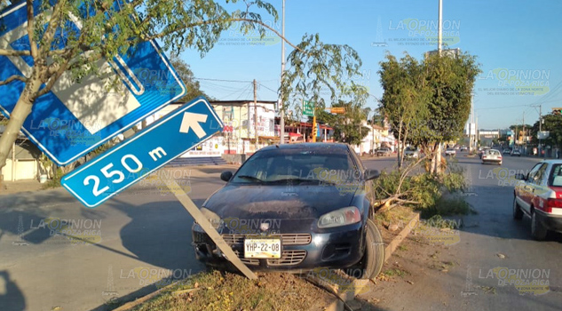 Stratus choca contra árbol y tumba señalética