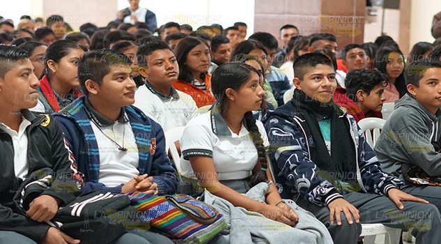 Ofrecen alternativa laboral a jóvenes