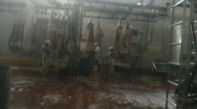 No les pagan quincena ni aguinaldo a trabajadores del frigorífico en Tihuatlán