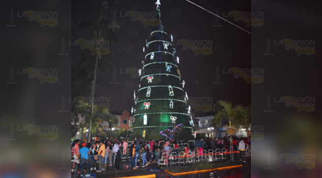 En Tlapacoyan enciende el árbol de navidad más grande del estado.