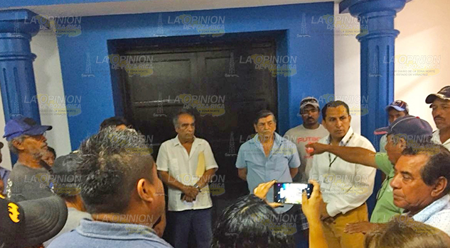 Aseguran que les quieren quitar sus apoyos, protesta de pescadores