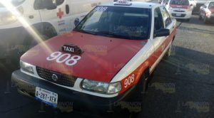 Taxista impacta a motociclista, esta gravemente herido