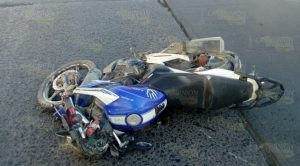 Taxista impacta a motociclista, esta gravemente herido