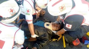Taxista impacta a motociclista, esta gravemente herido