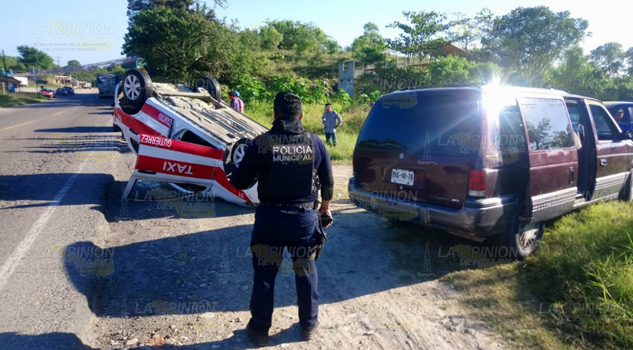 Vuelca taxi al chocar con camioneta