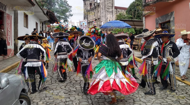 Con música, danzas y cohetes, veneran al Santo Juan Diego