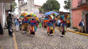 Con música, danzas y cohetes, veneran al Santo Juan Diego