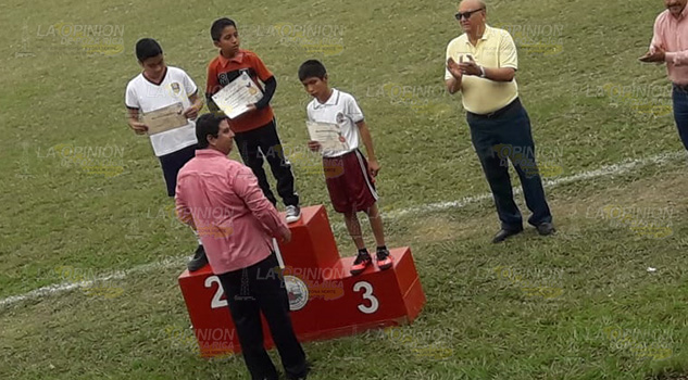Destacan niños de la primaria Juan de la Luz Enríquez de Coxquihui, en torneo nivel zonal celebrado en Poza Rica