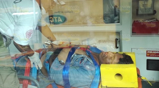 Vuelca en la autopista, Operador resultó lesionado