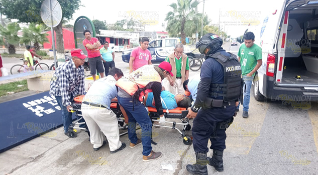 Empleado municipal se lesiona al caer de camioneta en movimiento