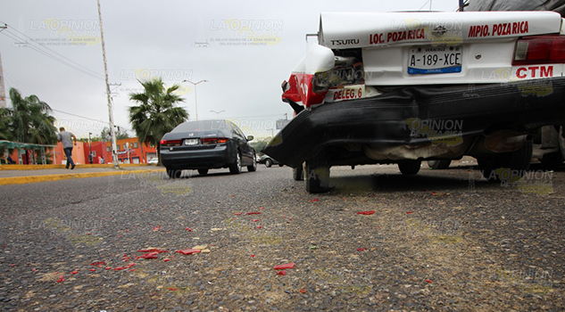 Camioneta choca y huye