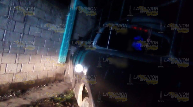 Camioneta se estampa en barda de la primaria Emiliano Zapata