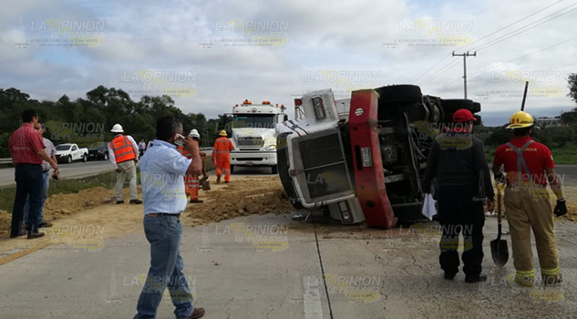 Vuelca en la autopista, Operador resultó lesionado