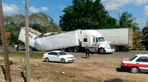 Aparatoso percance bloquea carretera en zona de Naranjos