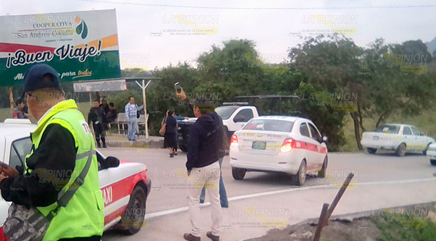 Taxistas se movilizan y pretenden bloquear carretera en Entabladero