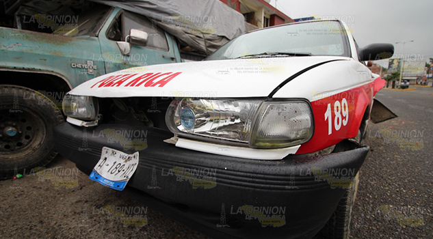 Camioneta choca y huye