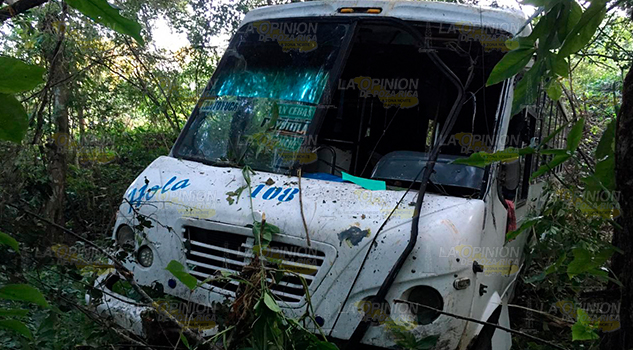 Autobús cae a un barranco en el kilómetro 15 de la carretera Tuxpan-Tampico