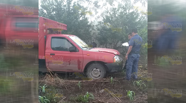 Taxista coyuteco embiste a camioneta pollera