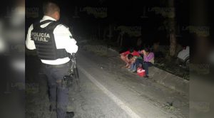 Familia se salva de morir; auto se sale de la carretera